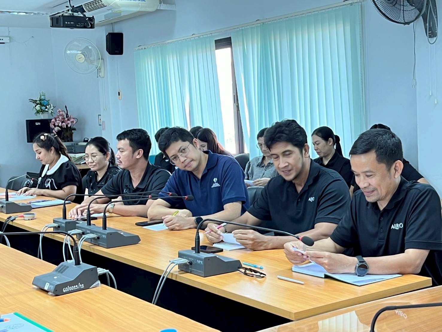 title - ผู้ตรวจราชการ ส.ป.ก. ประชุมติดตามผลการดำเนินงานตามแผนการตรวจราชการ ของ ส.ป.ก. ประจำปีงบประมาณ พ.ศ. 2569 รอบที่ 1 พร้อมลงพื้นที่มอบกิ่งพันธุ์โกโก้คุณภาพดีจำนวน 3,000 ต้น ณ จังหวัดชุมพร